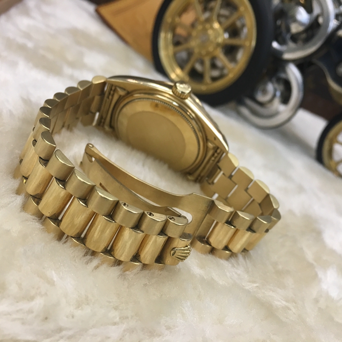 Rolex 劳力士 星期日历型系列，118348。36毫米表径，18K黄金表壳。香槟色面盘，中央时、分及秒针，表面设瞬跳日历及星期显示。自动上弦机械机芯，动力储备48小时。 单表无附件。?