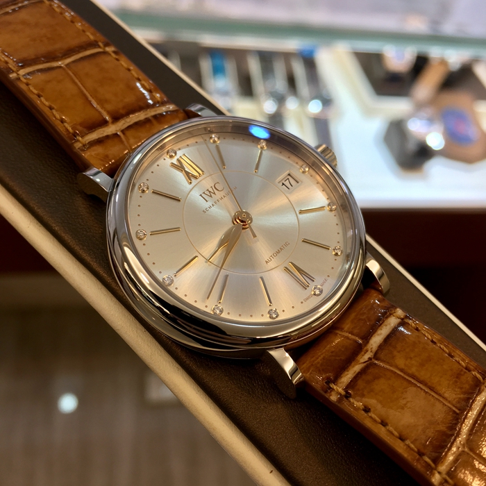 IWC 万国 柏涛菲诺系列，IW458101。37毫米表径，精钢表壳，银白色面盘，镶嵌12颗钻石，35111自动上弦机械机芯，动力储备42小时。专柜定价：42000元。 未使用品全套附件齐全。