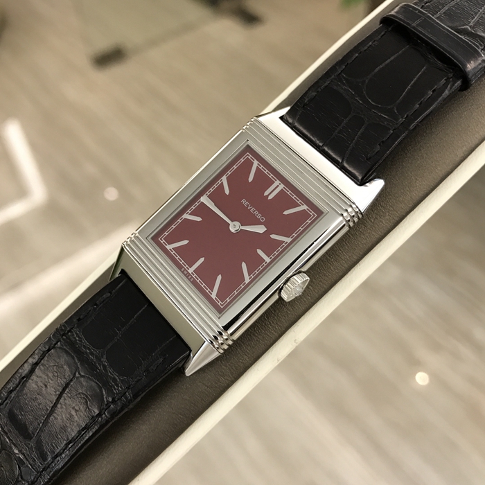 Jaeger-LeCoultre 积家 Reservo 翻转腕表系列，Q278856J。46.8x27.4毫米表径，精钢表壳。红色表盘，手动上弦机械机芯，动力储备45小时，专柜定价72000元。 全套附件齐全。