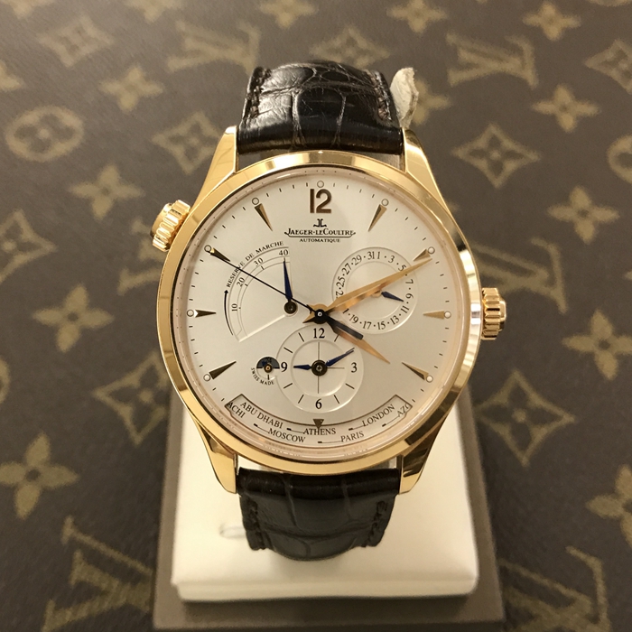 Jaeger-LeCoultre 积家 master 大师系列 Q1422421。39毫米表径，18K玫瑰金表壳，银色、放射状拉丝圆形表盘。两点位置日期显示，六点位置世界时、双时区、昼夜显示，十点位置动力储备显示。自动上弦机械机芯，动力储备43小时。 全套附件齐全。