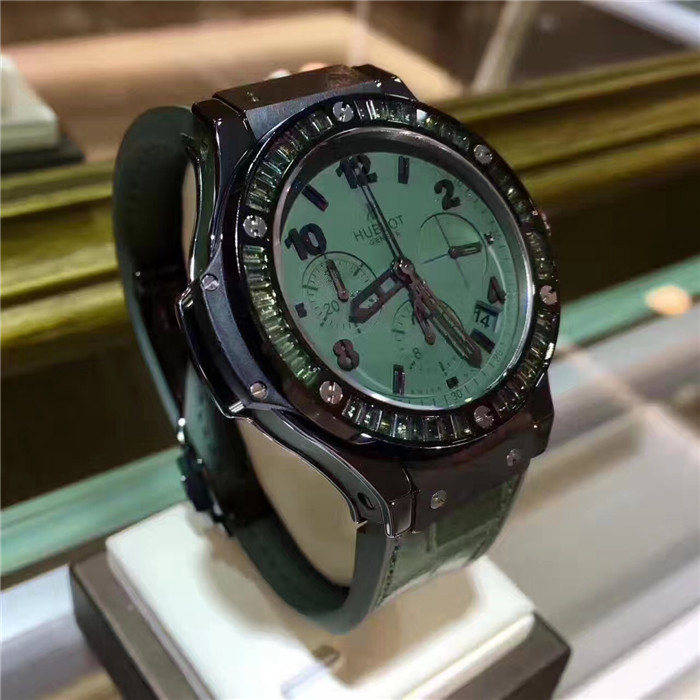 Hublot 宇舶 大爆炸系列，341.CV.5290.LR.1917，陶瓷外圈镶钻绿色盘面，橡胶表带，41毫米表径自动机械