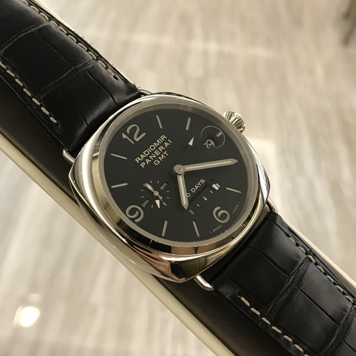 Panerai 沛纳海，00235。45毫米表径，18K白金表壳，黑色面盘，附夜光阿拉伯数字及小时标示。3点钟位置设日期显示，9点钟位置设小秒盘和24小时显示，6点钟位置设线性动力储存显示。自产P.2003自动上弦机械机芯，动力储备240小时。 全套附件齐全。