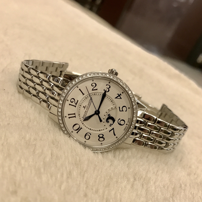 Jaeger-LeCoultre 积家 约会系列，3448120。34毫米表径，精钢表壳镶嵌60颗钻石约0.69克拉，扭索形及阳光形饰纹面盘，花型指针，自动上弦机械机芯，专柜定价：108000元。 全套附件齐全。