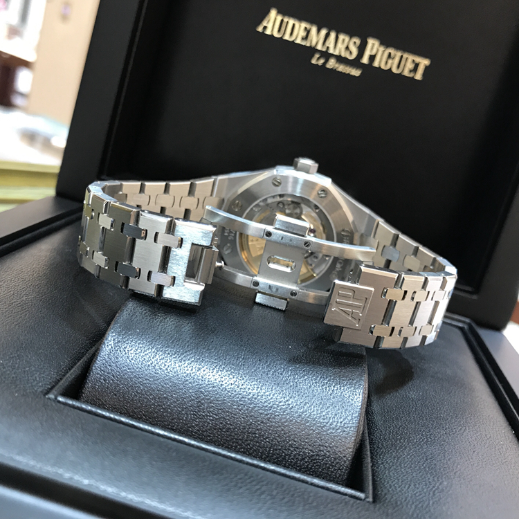 Audermars Piguet 爱彼 皇家橡树系列，15450ST.OO.1256ST.01。37毫米表径，精钢表壳搭配经反炫光处理的蓝宝石水晶玻璃镜面和底盖及旋入式表冠，银色表盘镌刻Grande Tapisserie“大格纹”装饰图案，搭配白金荧光立体时标和皇家橡树指针。Cal.3120自动上弦机械机芯，动力储备60小时。 全套附件齐全。