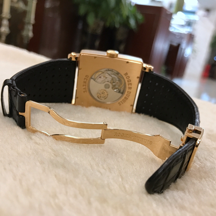 RogerDubuis 罗杰杜彼，G40 5739 5。40x40毫米表径，18K玫瑰金表壳，白色面盘，罗马数字时标，月相万年历，自动上弦机械机芯。限量28只，公价约400000元。 单表无附件。