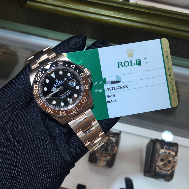 Rolex 劳力士 格林尼治型II系列，m126715chnr-0001。40毫米表径，18K玫瑰金表壳，表面磨砂，边缘磨光；双向旋转外圈，配棕黑双色 Cerachrom 陶质24小时刻度字圈盘材质黑色漆面，3点位置日期显示，自产3285自动上弦机械机芯，动力储备70小时。专柜定价：285600元。 未使用品全套附件齐全。