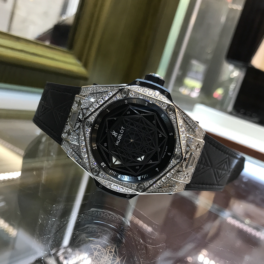 Hublot 宇舶 Bigbang 大爆炸系列，415.NX.1112.VR.1704.MXM17。45毫米表径，钛金属表壳，饰以“Maxime Buchi”设计的镌刻图案镶嵌256颗钻石，重0.80克拉，哑光及缎面黑色面盘，抛光八角形镂空式指针，HUB1213自动上弦机械机芯，动力储备72小时。 未使用品全套附件齐全。