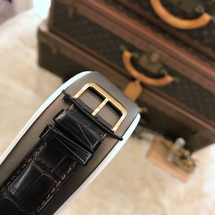 Jaeger-LeCoultre 积家 Reservo 翻转腕表系列，Q3752520。48.5x29.5毫米表径，18k玫瑰金表壳，银色面盘， 黑色移印数字，6点位置分别为指针式日期显示和月相显示，12点位置为星期和月份显示，手动上弦机械机芯，动力储备45小时。专柜定价：151000元。 单表无附件。