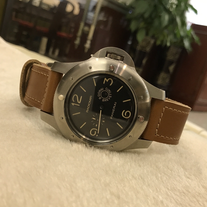 沛纳海之王EGIZIANO，PAM 00341。60毫米巨大表径，磨砂钛金属表壳，配Plexiglas树脂玻璃，双向旋转表圈。黑色表盘附夜光阿拉伯数字及小时标示。9点钟位置设小秒针。 沛纳海P.2002/7手动上链机械式机芯，8日动力储存，三个发条盒。 单表无附件。