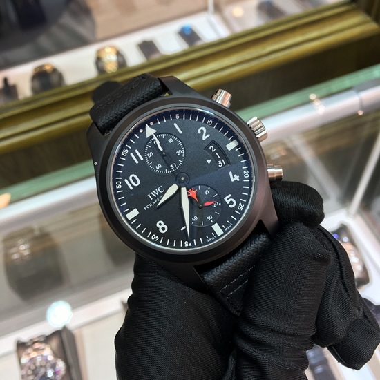 IWC 万国 飞行员系列，IW388001。46毫米表径，钛金属/陶瓷表壳，黑色面盘，3点位置为日期显示，计时功能，89365自动上弦机械机芯，动力储备68小时。专柜定价：86800元。 未使用品全套附件齐全。