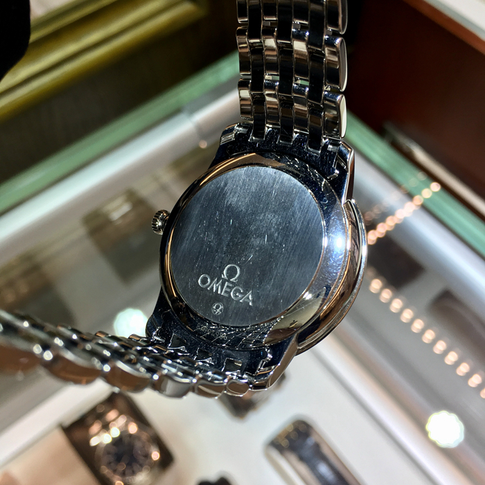 Omega 欧米茄 碟飞系列，424.10.37.20.03.001。36.8毫米表径，精钢表壳，蓝色面盘，3点位置日期显示，Cal.2500自动上弦机械机芯，动力储备48小时。专柜定价：27500元。 单表无附件。