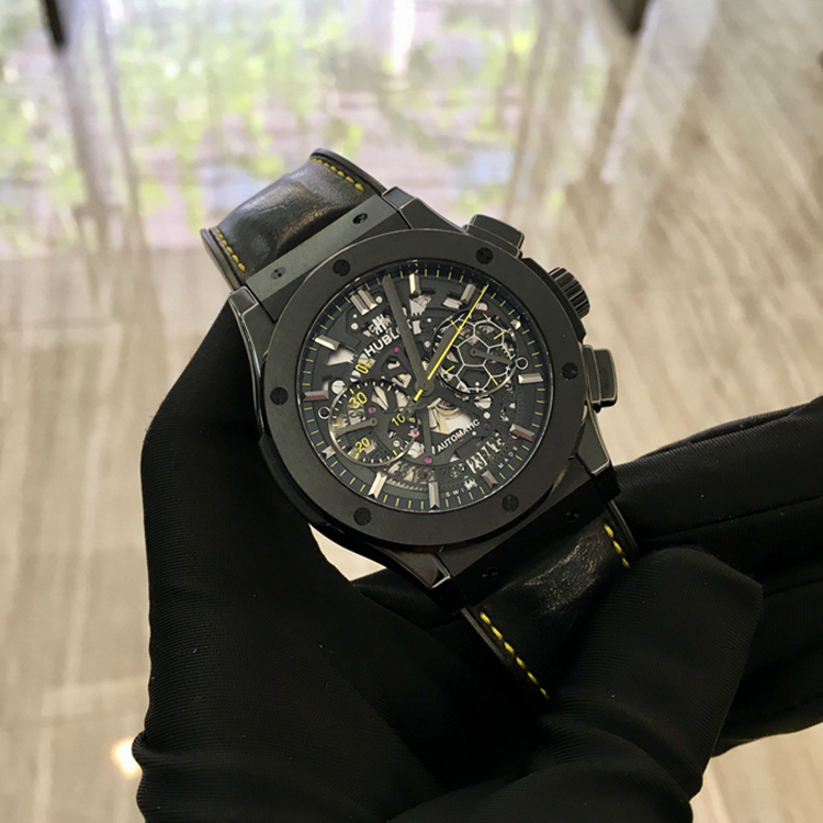 Hublot 宇舶 经典融合系列，525.CM.0179.VR.PEL14。45毫米表径，陶瓷表壳，黑色面盘，6点位置日期显示，计时功能，自动上弦机械机芯，动力储备42小时。专柜定价：126000元。 单表无附件。
