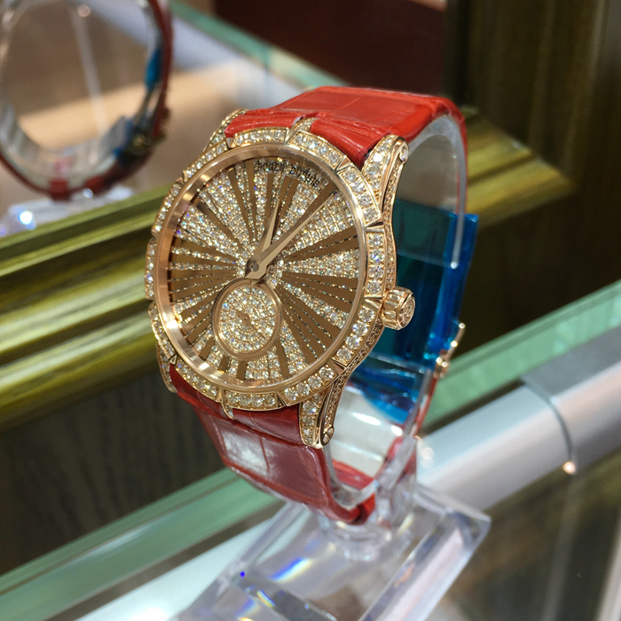 Roger Dubuis 罗杰杜彼 Excalibur 王者系列，RDDBEX0357。36毫米表径，18K玫瑰金原钻表壳，铺镶钻石表盘，罗马数字时标，自产RD821自动上弦机械机芯，镌刻日内瓦印记，动力储备48小时。专柜定价：568000元。 单表无附件。