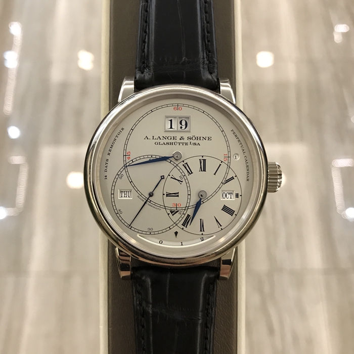 A. Lange & Sohne 朗格 理查德朗格系列，180.026。45.5毫米表径，18K白金，银灰色面盘，重叠三副盘，视窗式大日历、万年历显示，背面由生于德国的荷兰数学家和地图学家安德烈亚斯.塞拉里乌斯在1660年绘制而成，圆盘上绘制有2116颗星星，月亮根据天体运行规律在圆盘中围绕地球运转，真正将历法与时间本源紧密结合。手动上弦机械机芯。 单表附盒子。