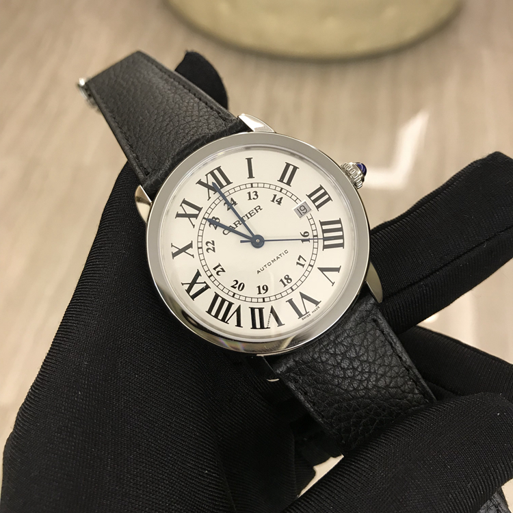CARTIER 卡地亚 ROTONDE DE CARTIER系列，WSRN0022。42毫米表径，精钢表壳，镀银珠光表盘，剑形蓝钢指针，3点位置日期显示，自动上弦机械机芯。专柜定价：26000元。 单表附保卡。
