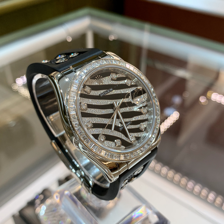  Rolex 劳力士 女装日志型 系列，116189 BBR。魔鬼鱼，18K白金方钻圈，盘面斑马纹镶钻，魔鬼鱼皮橡胶结合表带，共镶嵌10颗钻石。3135型自动上链机械机芯，动力储备48小时。罕见稀有款式，已停产。专柜定价646600元。 单表无附件。