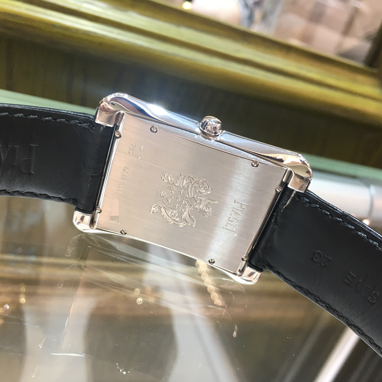PIAGET 伯爵 BLACK -TIE系列，G0A33075，水蛇腰。18K白金表壳，表盘镶嵌393颗圆形美钻（约重1.3克拉），36 x 46毫米表径。备有时标与18K白金伯爵品牌印记。表扣镶衬43颗圆形美钻（约重0.4克拉）。搭载伯爵制534P自动上链机械机芯。专柜定价：610000元。 密镶美钻的表壳与表盘，让这款Piaget Emperador腕表成为表中瑰宝。位于12时的伯爵品牌印记，说明它是根据1957年的畅销款式重新演绎而成。白金镶贴时标刻度与整体设计相得益彰，流露出罕见的优雅气质。搭载伯爵制自动上链机械机芯，精准操控时、分显示。