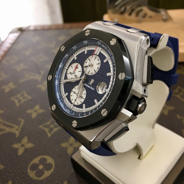 Audermars Piguet 爱彼 皇家橡树离岸型系列，26401PO.OO.A018CR.01。44毫米表径。PT950铂金表壳，陶瓷表圈。蓝色表盘镌刻“Méga Tapisserie”超大格纹装饰，搭配银色外区，白色副表盘，白金荧光立体时标和皇家橡树指针，蓝色内表圈。 单表无附件。