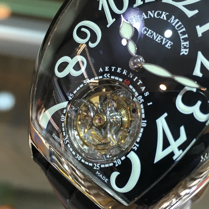 FRANCK MULLER 法兰克穆勒 GRAND COMPLICATIONS系列，8888 T。38.2x57.6毫米表径，18K白金表壳，黑色酒桶型面盘白字，6点位置镂空陀飞轮装置，FM3400背透手工雕花自动上弦机械机芯，动力储备192小时。 全套附件齐全。