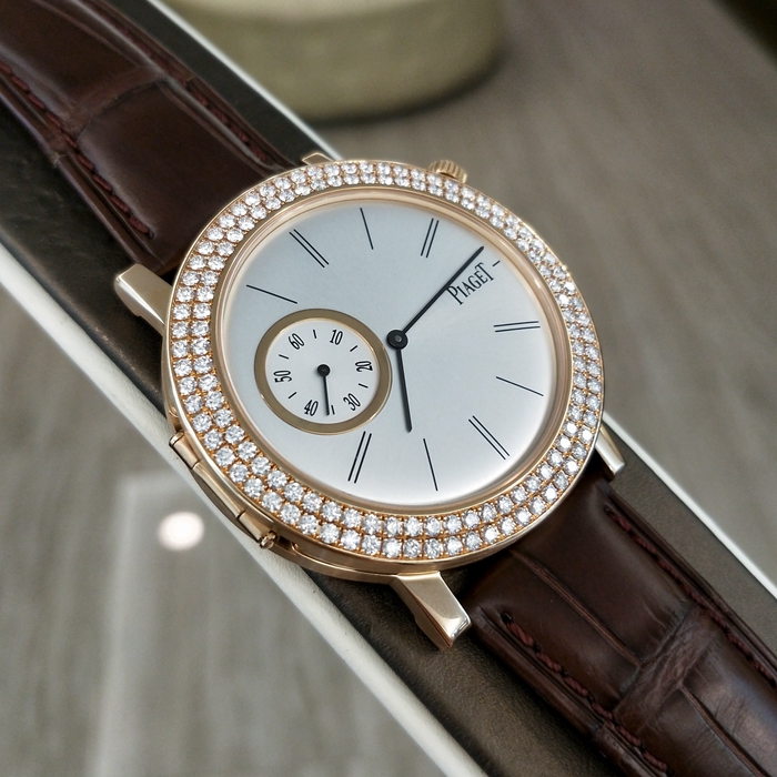PIAGET 伯爵 ALTIPLANO系列，G0A35153。43毫米表径，18K玫瑰金后加钻表壳，一表双机芯，翻盖两地时区功能，伯爵自产Cal.838P手动上弦机械机芯。 专柜定价：315000元。