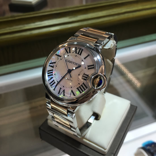 Cartier 卡地亚 Ballon Bleu 蓝气球系列，W2BB0011。精钢/18K玫瑰金表壳，珍珠贝母面，罗马数字时标，剑形蓝钢指针，自动上弦机械机芯，专柜定价：67000元。 单表无附件。