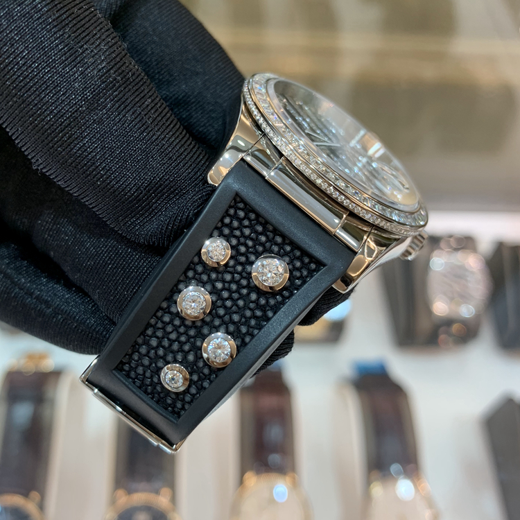  Rolex 劳力士 女装日志型 系列，116189 BBR。魔鬼鱼，18K白金方钻圈，盘面斑马纹镶钻，魔鬼鱼皮橡胶结合表带，共镶嵌10颗钻石。3135型自动上链机械机芯，动力储备48小时。罕见稀有款式，已停产。专柜定价646600元。 单表无附件。