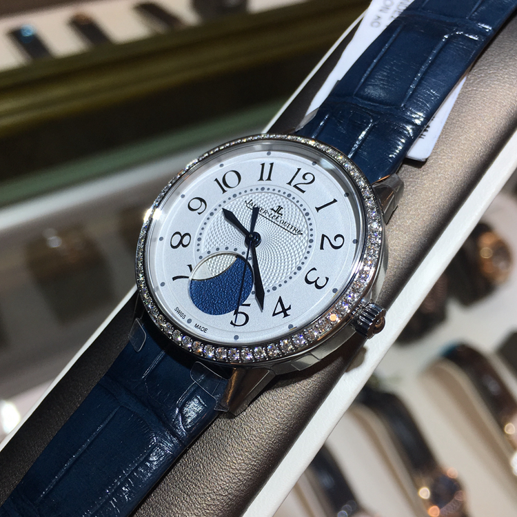 Jaeger-LeCoultre 积家 约会系列，3578420。34毫米表径，精钢原钻表壳，共镶嵌60颗钻石，白色面盘，黑色移印数字，花形指针，6点位置月相显示，935A自动上弦机械机芯，动力储备40小时，专柜定价：114000元。 未使用品全套附件齐全。