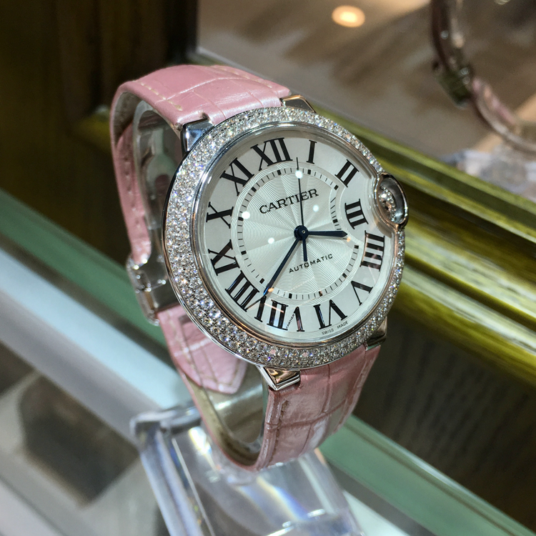 Cartier 卡地亚 Ballon Bleu 蓝气球系列，WE900651。36.6毫米表径，18K白金原钻表壳，镀银扭索雕纹面盘，罗马数字时标，Cal.076自动上弦机械机芯。专柜定价：276000元。 单表无附件。