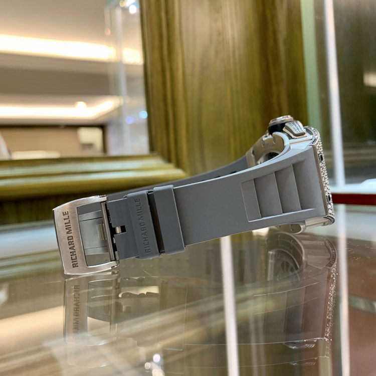 RICHARD MILLE 理查德米勒 男士系列，RM 011。40*50毫米表径，钛金属后加钻表壳，镂空面盘，12点位置为日期显示，RM011-S自动上弦机械机芯，动力储备50小时。 全套附件齐全。