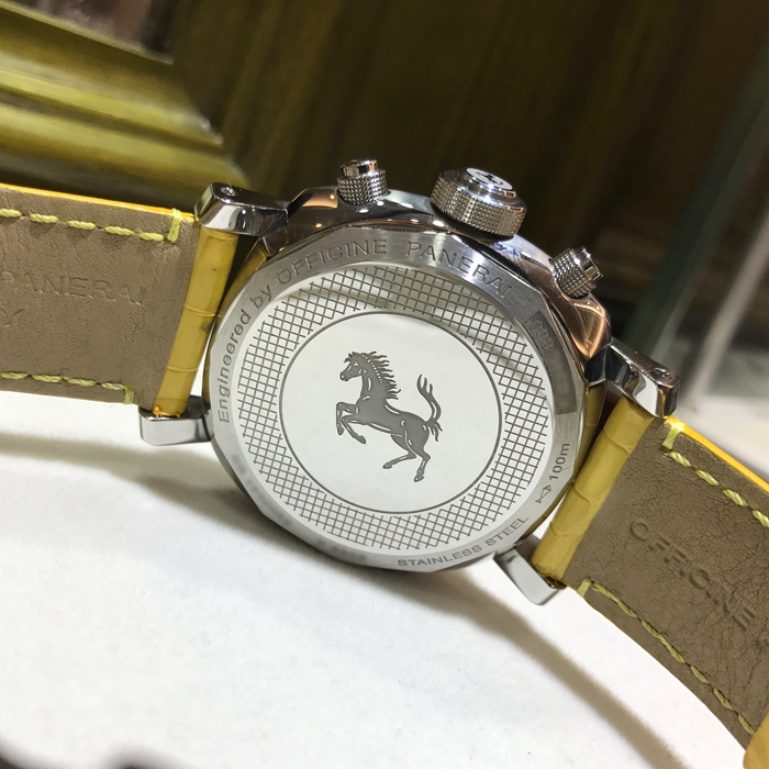Panerai 沛纳海 FER00011。45毫米表径，精钢表壳，法拉利黄色面盘，12点位置法拉利立马标志，阿拉伯刻度，自动上弦机械机芯。限量800只，运动感十足，专柜定价：72400元。 全套附件齐全。
