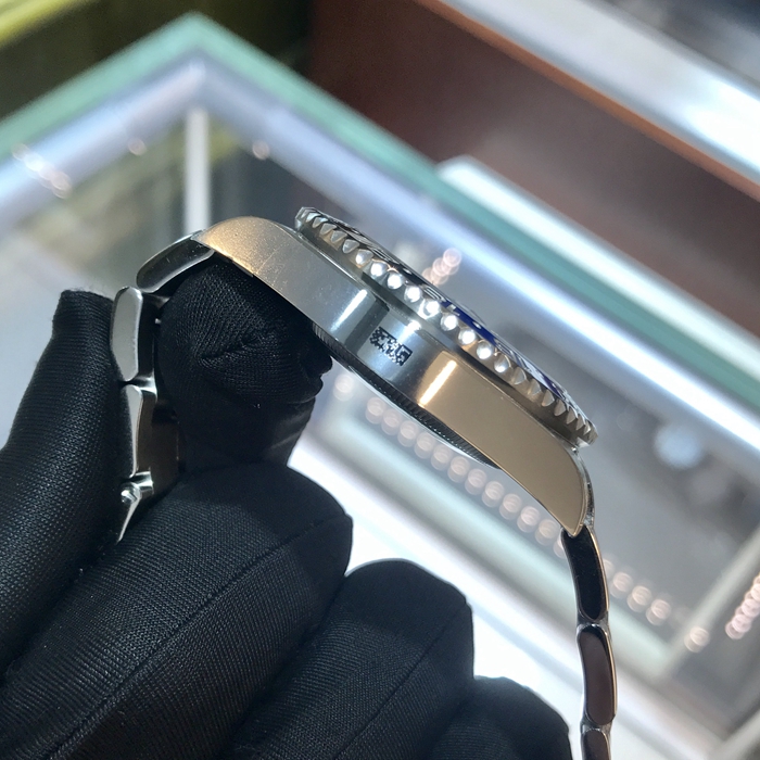 Rolex 劳力士 格林尼治型II系列，116710BLNR-78200。40毫米表径，精钢表壳，24小时渐进刻度双向旋转外圈；双色（蓝、黑）Cerachrom陶质字圈，镌有数字及刻度，黑色面盘，中央时、分及秒针；24小时显示；瞬时变更独立指针显示第二时区时间；瞬跳日历；秒针暂停功能以准确调校时间，自产3186自动上弦机械机芯，动力储备48小时。专柜定价：69300元。 未使用品全套附件齐全。