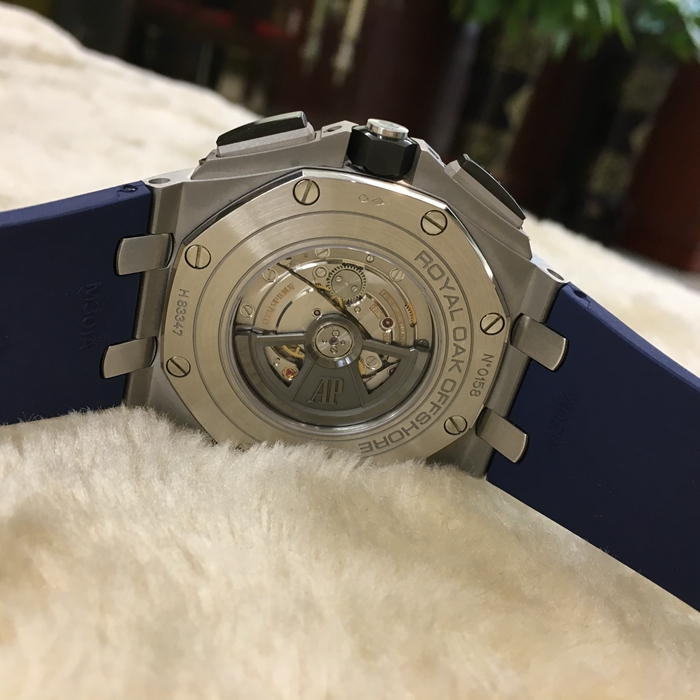 Audermars Piguet 爱彼 皇家橡树离岸型系列，26401PO.OO.A018CR.01。44毫米表径。PT950铂金表壳，陶瓷表圈。蓝色表盘镌刻“Méga Tapisserie”超大格纹装饰，搭配银色外区，白色副表盘，白金荧光立体时标和皇家橡树指针，蓝色内表圈。 单表无附件。