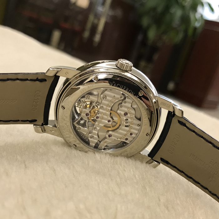 Vacheron Constantin 江诗丹顿，80251。44毫米表径，PT950铂金表壳，白色面盘，6点位置陀飞轮装置，万年历功能，手动上弦机械机械，14天超长动力储备，铂金250周年纪念，专柜定价：480万。 单表无附件。