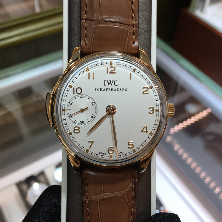 IWC 万国 葡萄牙系列 IW524202。43毫米表径。18K玫瑰金表壳，钢镀铑圆形表盘，三问报时功能，Cal.95290手动上弦机械机芯，动力储备43小时。全球限量250只，专柜定价615000元。 全套附件齐全。