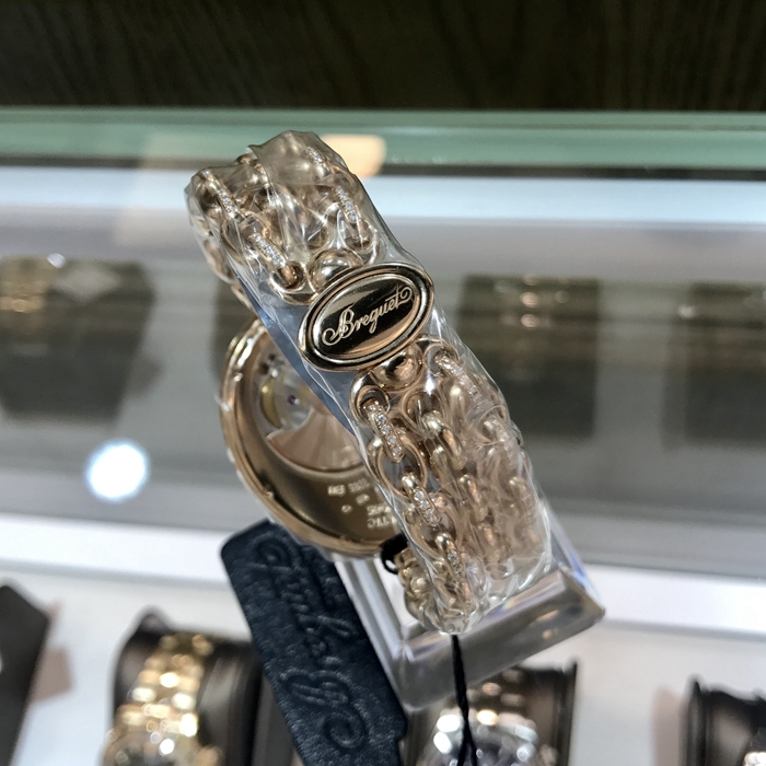 Breguet 宝玑 Reine de Naples 那不勒斯皇后系列，8965BR/5W/J53 DDD0。43x34.95毫米表径，18k玫瑰金鹅卵形表壳，珍珠贝母盘，金质字罗马时标，自动上弦机械机芯，专柜定价50多万。 未使用品全套附件齐全。