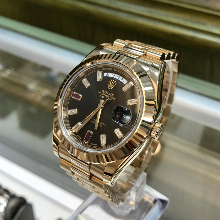 Rolex 劳力士 星期日历型系列，218235-83215 B2RU。41毫米表径，18K玫瑰金表壳，黑色面盘，10颗镶钻时标，2颗红宝石时标，3点位置日期显示，12点位置为星期显示，专柜定价：346100元。 全套附件齐全。