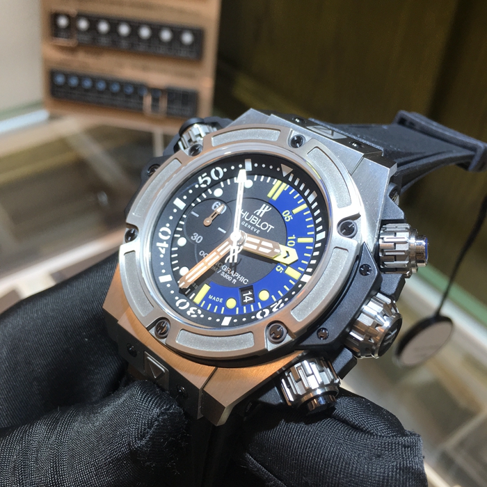 Hublot 宇舶 王者至尊系列，732.NX.1127.RX。48毫米表径，钛金属表壳，黑色面盘，5点位置日期显示，9点位置小秒针，计时功能自动上弦机械机械。专柜定价：153900元。 未使用品全套附件齐全。