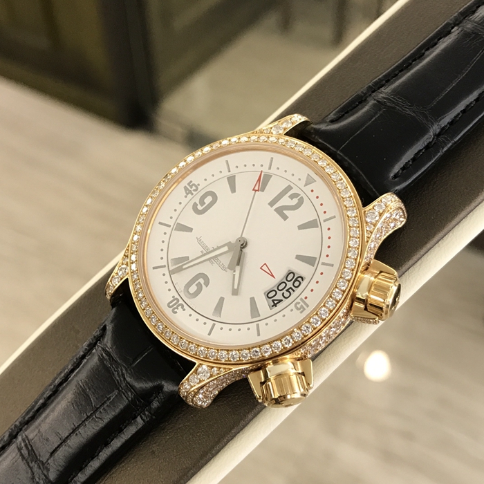 Jaeger-LeCoultre 积家 MASTER COMPRESSOR系列，36.6毫米表径。18K玫瑰金表壳镶钻。白色面盘，3点位置两地时日历显示。蓝宝石水晶玻璃表镜。自动上弦机械机芯。