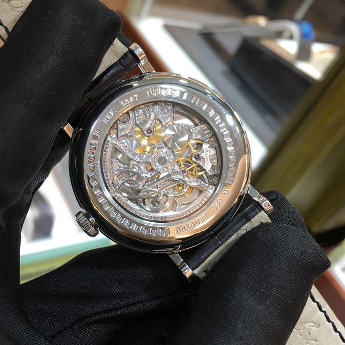 Breguet 宝玑 经典复杂系列，5307PT/12/9V6。39毫米表径，PT950铂金表壳，白色面盘，6点位置陀飞轮装置，12点位置罗马数字时标，自动上弦机械机芯。 单表无附件。