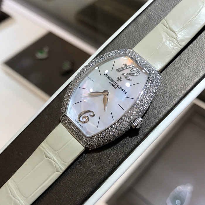 Vacheron Constantin 江诗丹顿 EGERIE系列 25541/000G-9261。27.5x37.1毫米表径。18k白金镶钻表壳，珍珠贝母表盘，12点，6点钻石阿拉伯数字时标。蓝宝石水晶玻璃镜面。精准石英机芯。专柜定价：314000元。 全套附件齐全。