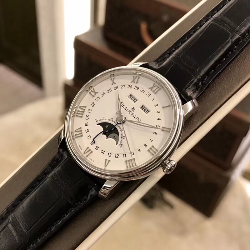 Blancpain 宝珀 Villeret 经典系列，6654-1127-55B，精钢表壳，40毫米表径，白色面盘，罗马数字时标，6点位置月相显示，12点位置为星期、月份显示。Cal.6654 自动上弦机芯，动力储备72小时。专柜售价：115500元。 单表附保卡。