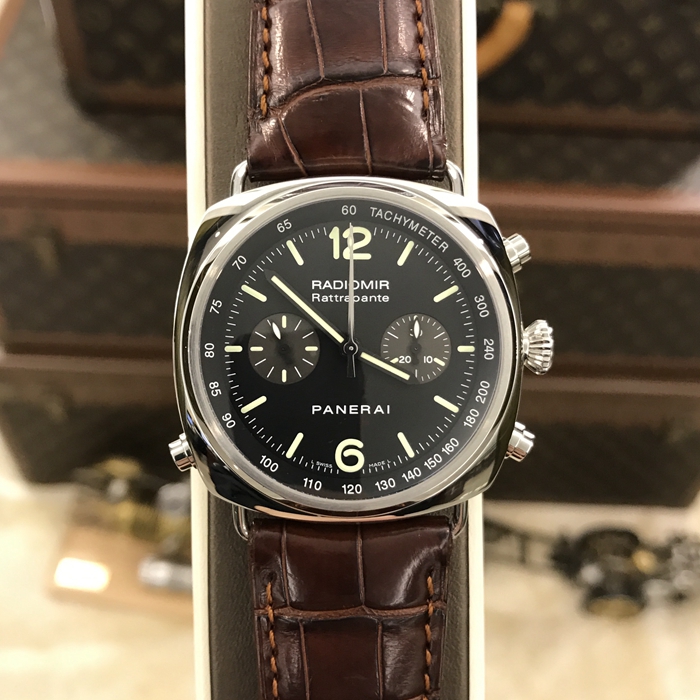 Panerai 沛纳海  限量珍藏款系列，PAM 00214。精钢表壳，45毫米表径，黑色面盘，计时功能自动上弦机械机芯。专柜定价：123500元。 全套附件齐全。