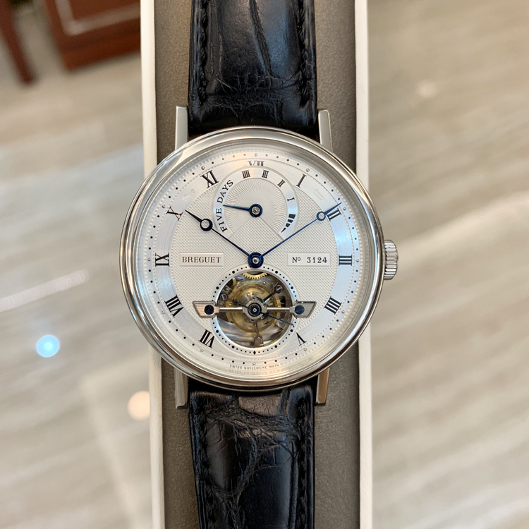 Breguet 宝玑 经典复杂系列，5317PT/12/9V6。39毫米表径，PT950铂金表壳，银灰色面盘，罗马数字时标，6点位置为陀飞轮装置，12点位置为动力储备装置，Cal.587DR自动上弦机械机芯，动力储备120小时，专柜定价：1089700元。 单表无附件。