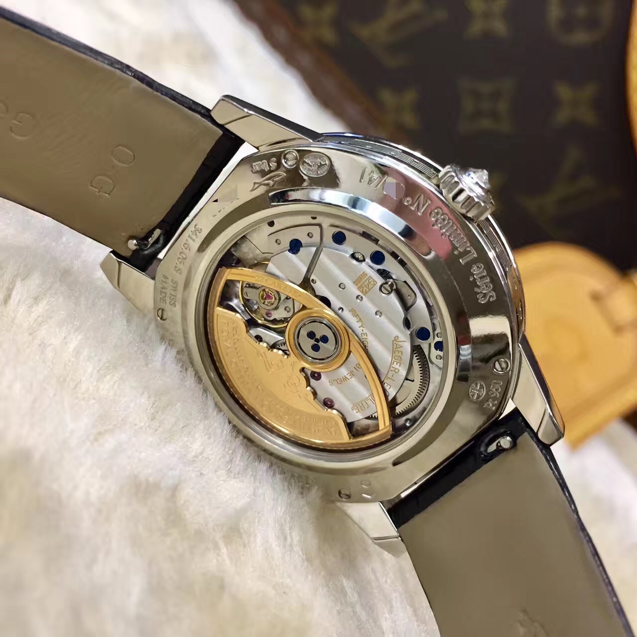 Jaeger-LeCoultre 积家 Rendez-Vous Ivy Minute Repeater约会系列，Q3506407。?常春藤三问腕表，阿曼国王皇室定制款。39毫米表径，pt950铂金表壳表扣，自动机械上弦机芯。融合美学设计和精湛工艺，是高级制表界不可多得的典范之作。腕表以大明火彩绘珐琅案装饰，令人浮想联翩，演绎梦幻传奇，尽显时间之弥足珍贵。全球限量定制41支，专柜定价：2950000元。 全套附件齐全。