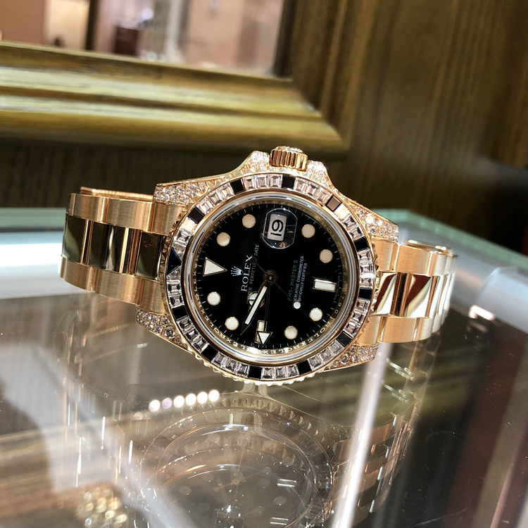 Rolex 劳力士 格林尼治型II系列，116758。40毫米表径，18k黄金镶钻黑色蓝宝石，表圈共镶嵌36颗钻石和黑色蓝宝石12颗，黑色面盘，3点位置日期显示，自产3186自动上弦机械机芯。专柜定价：965200元。 全套附件齐全。