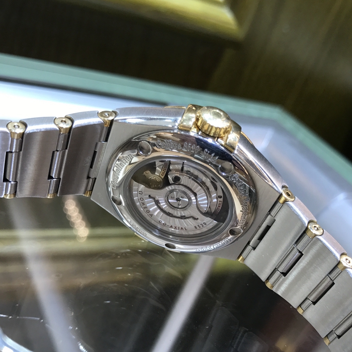 Omega 欧米茄 星座系列，123.25.31.20.55.003。31毫米表径，18K黄金镶钻表壳，珍珠贝母面，镶钻时标，三点位置视窗式日期显示，自动机械机芯，动力储备50小时。 单表无附件。