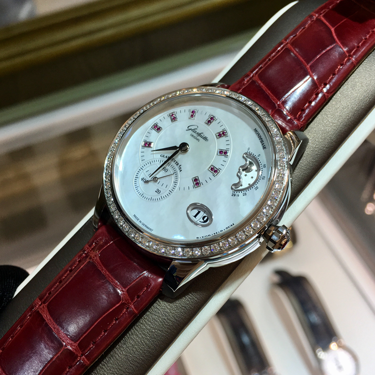 Glashutte 格拉苏蒂原创 女表90系列，1-90-12-05-30-01。精钢39.4毫米表径，原装镶钻，镶嵌 64 颗钻石(总重约 0.95ct，VVS), 表冠镶嵌红宝石 (约 0.022ct, VVS)。珍珠母贝白色表盘，18颗红宝石（约0.045克拉，VVS）。金质偏心盘指针，大日历显示，月相显示，自动上弦机械机芯，动力储备42小时，全球限量50枚。专柜定价：154000元。 未使用品全套附件齐全。