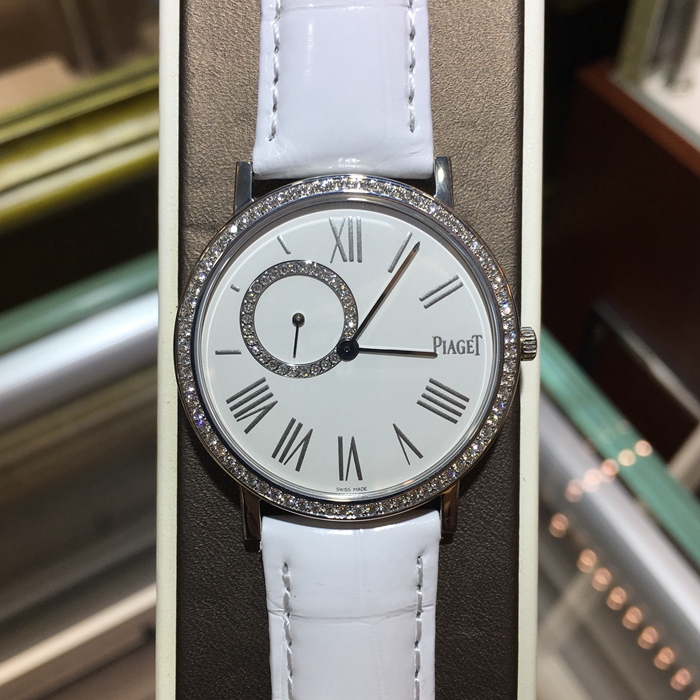 PIAGET 伯爵 ALTIPLANO系列，G0A36106。34毫米表径，18K白金表壳，镶衬72颗圆形美钻（约0.5克拉）。白色表盘镶衬一排28颗圆形美钻（约0.1克拉），设有小秒针计时盘。搭载伯爵制450P超薄手动上链机械机芯。备有小秒针。动力储备43小时。专柜定价：200900元。 全套附件齐全。