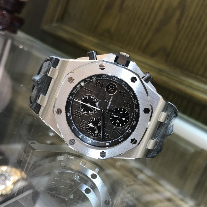 Audermars Piguet 爱彼 皇家橡树离岸型系列，26470ST.OO.A104CR.01。42毫米表径，精钢表壳搭配经反炫光处理的蓝宝石水晶玻璃镜面和底盖及黑色陶瓷旋入式表冠和按钮，深灰色表盘镌刻“Méga Tapisserie”超大格纹装饰，搭配黑色计时器、黑色荧光阿拉伯数字、白金荧光皇家橡树指针及黑色内表圈。自动上弦机械机芯，动力储备50小时。专柜定价：195000元。 全套附件齐全。