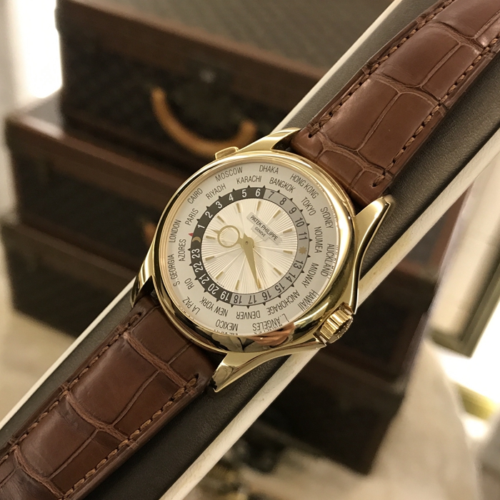 PATEK PHILIPPE 百达翡丽 复杂功能时计系列，5130J-001。39.5毫米表径，18K黄金表壳，雕花面盘，银白色太阳纹装饰盘心，金质立体时标，世界时功能，自产Caliber 240 HU自动上弦机械机芯，动力储备48小时。专柜定价：317700元。 单表附保卡说明书。